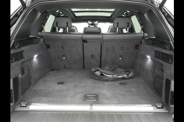 BMW X5 xDrive50e M Sport PHEV 490pk Dealer O.H. | Panodak Sky Lounge | Luchtvering | Head Up | 360 Camera | Harman / Kardon | Nappa Lederen Comfortstoelen Memory & Verwarmd | Carbon Schwarz | Apple Carplay | Keyless | Blis | 22"L.M | Plug In Hybrid |