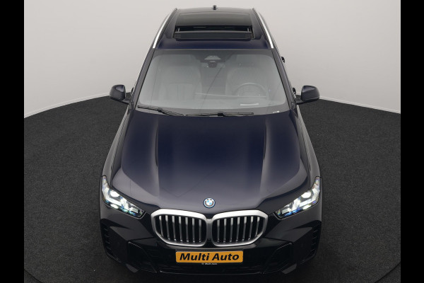 BMW X5 xDrive50e M Sport PHEV 490pk Dealer O.H. | Panodak Sky Lounge | Luchtvering | Head Up | 360 Camera | Harman / Kardon | Nappa Lederen Comfortstoelen Memory & Verwarmd | Carbon Schwarz | Apple Carplay | Keyless | Blis | 22"L.M | Plug In Hybrid |