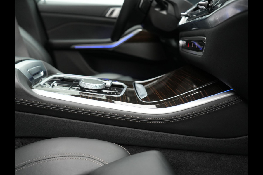 BMW X5 xDrive50e M Sport PHEV 490pk Dealer O.H. | Panodak Sky Lounge | Luchtvering | Head Up | 360 Camera | Harman / Kardon | Nappa Lederen Comfortstoelen Memory & Verwarmd | Carbon Schwarz | Apple Carplay | Keyless | Blis | 22"L.M | Plug In Hybrid |