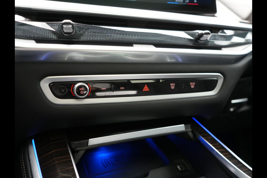 BMW X5 xDrive50e M Sport PHEV 490pk Dealer O.H. | Panodak Sky Lounge | Luchtvering | Head Up | 360 Camera | Harman / Kardon | Nappa Lederen Comfortstoelen Memory & Verwarmd | Carbon Schwarz | Apple Carplay | Keyless | Blis | 22"L.M | Plug In Hybrid |