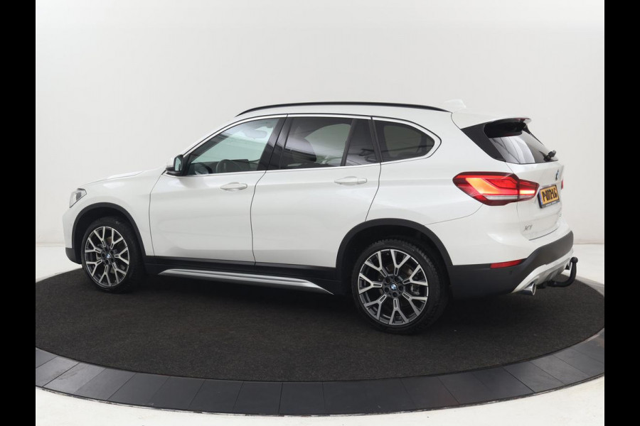 BMW X1 sDrive20i Business Edition Plus | Leder | Head-Up | Trekhaak | Stoelverwarming | Carplay | Sfeerverlichting | Full LED | Navigatie | Sportstoelen | Climate control | Parkeerhulp | Cruise control