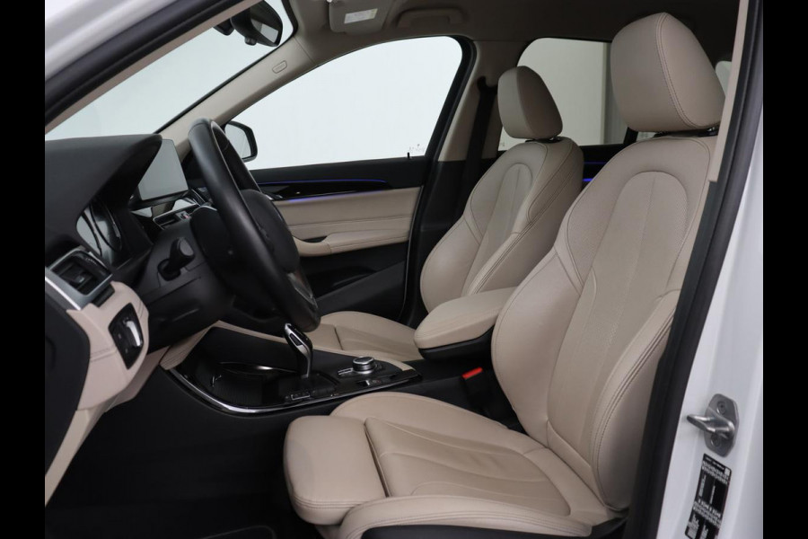 BMW X1 sDrive20i Business Edition Plus | Leder | Head-Up | Trekhaak | Stoelverwarming | Carplay | Sfeerverlichting | Full LED | Navigatie | Sportstoelen | Climate control | Parkeerhulp | Cruise control