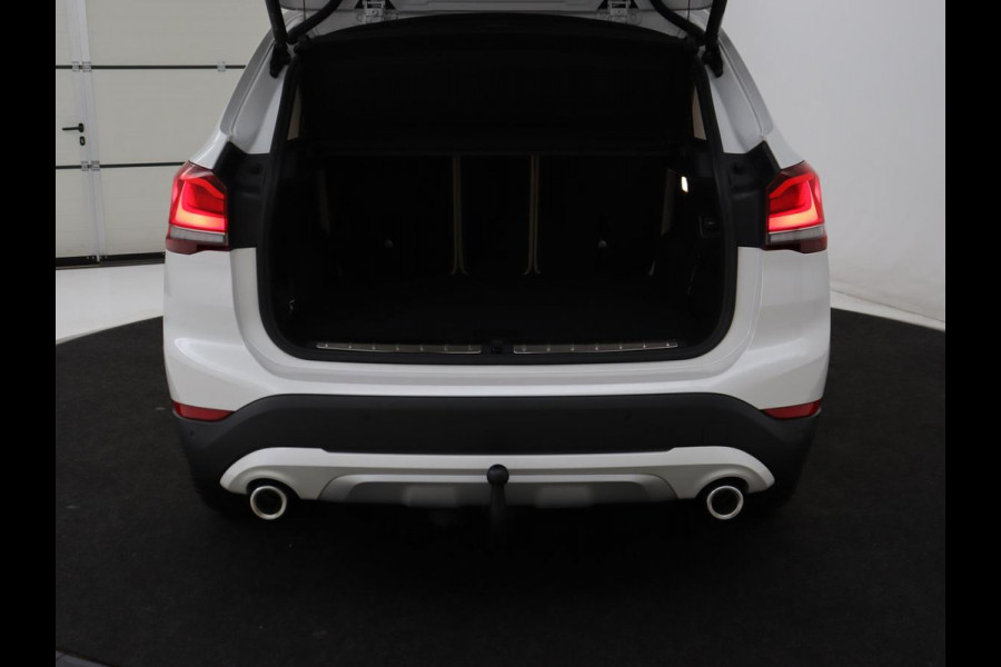 BMW X1 sDrive20i Business Edition Plus | Leder | Head-Up | Trekhaak | Stoelverwarming | Carplay | Sfeerverlichting | Full LED | Navigatie | Sportstoelen | Climate control | Parkeerhulp | Cruise control