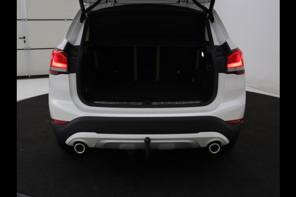 BMW X1 sDrive20i Business Edition Plus | Leder | Head-Up | Trekhaak | Stoelverwarming | Carplay | Sfeerverlichting | Full LED | Navigatie | Sportstoelen | Climate control | Parkeerhulp | Cruise control