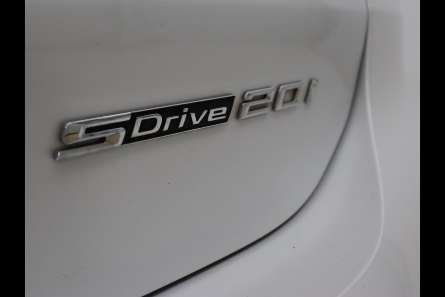 BMW X1 sDrive20i Business Edition Plus | Leder | Head-Up | Trekhaak | Stoelverwarming | Carplay | Sfeerverlichting | Full LED | Navigatie | Sportstoelen | Climate control | Parkeerhulp | Cruise control