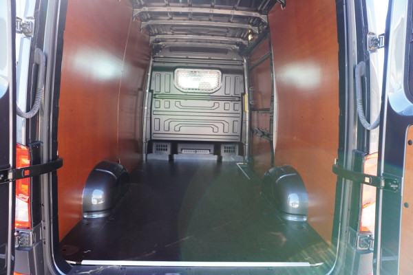 Volkswagen Crafter 35 2.0 TDI 141 PK L3H3 Automaat Nr. V042 | Airco | Cruise | Navi | Betimmering