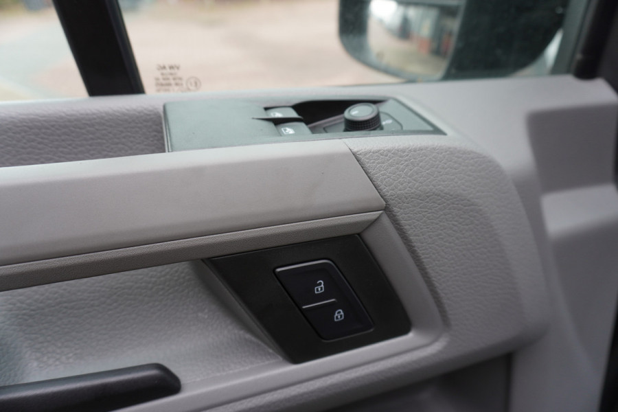 Volkswagen Crafter 35 2.0 TDI 141 PK L3H3 Automaat Nr. V042 | Airco | Cruise | Navi | Betimmering