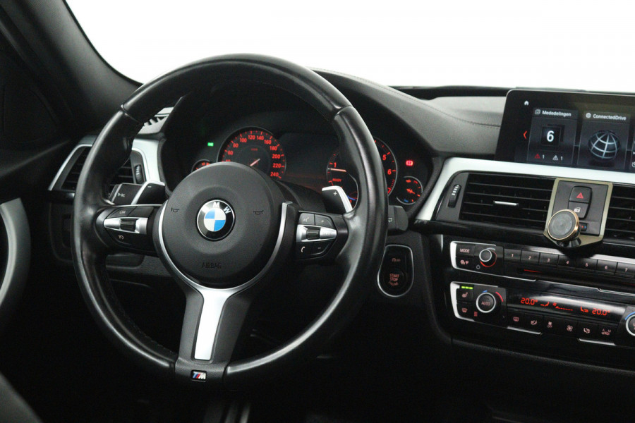 BMW 3 Serie Touring 320i Edition M Sport Shadow High Executive (PANORAMADAK, STOELVERWARMING, CAMERA, CRUISE CONTROL, NAVIGATIE)