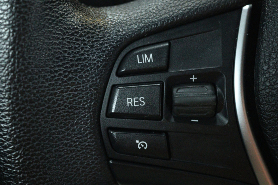 BMW 1-serie 118i Executive (STOELVERWARMING, CAMERA, NAVIGATIE, CRUISE CONTROL, PARKEERSENSOREN, DEALER ONDERHOUDEN)
