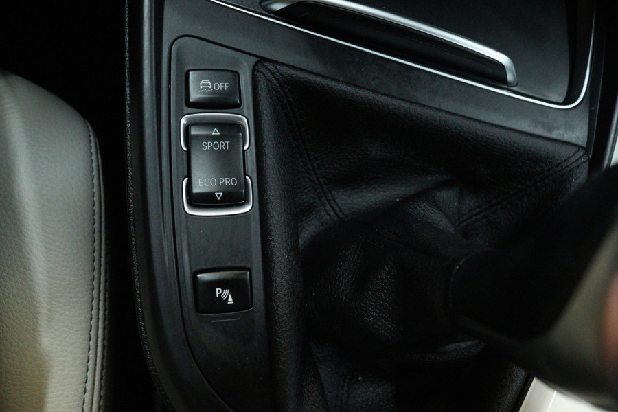 BMW 1-serie 118i Executive (STOELVERWARMING, CAMERA, NAVIGATIE, CRUISE CONTROL, PARKEERSENSOREN, DEALER ONDERHOUDEN)