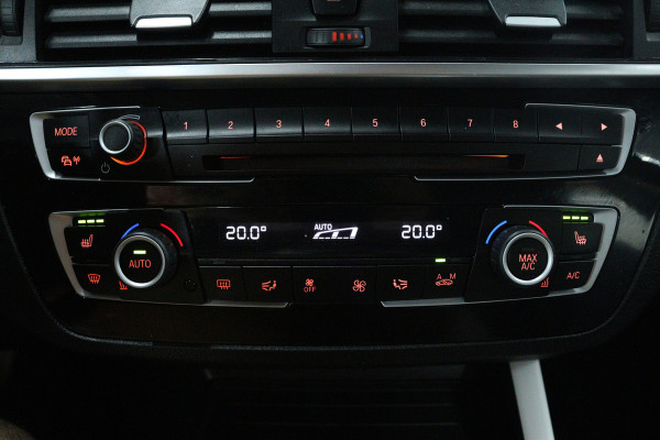 BMW 1-serie 118i Executive (STOELVERWARMING, CAMERA, NAVIGATIE, CRUISE CONTROL, PARKEERSENSOREN, DEALER ONDERHOUDEN)