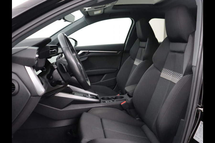 Audi A3 30 TFSI Advanced edition | Panoramadak | Stoelverwarming | Camera | Carplay | Sportstoelen | Navigatie | Full LED | Virtual Cockpit | Getint glas | Climate control | Parkeerhulp | Cruise control