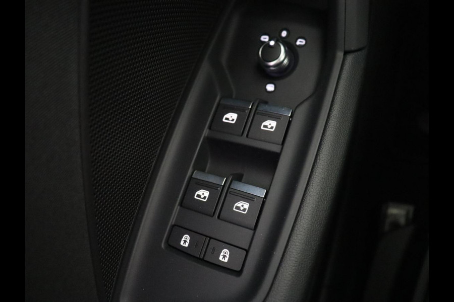 Audi A3 30 TFSI Advanced edition | Panoramadak | Stoelverwarming | Camera | Carplay | Sportstoelen | Navigatie | Full LED | Virtual Cockpit | Getint glas | Climate control | Parkeerhulp | Cruise control