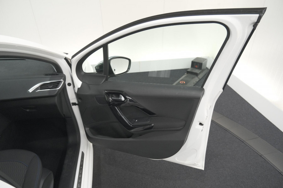 Peugeot 208 PureTech 82 Signature | Parkeersensoren | Apple Carplay | Navigatie