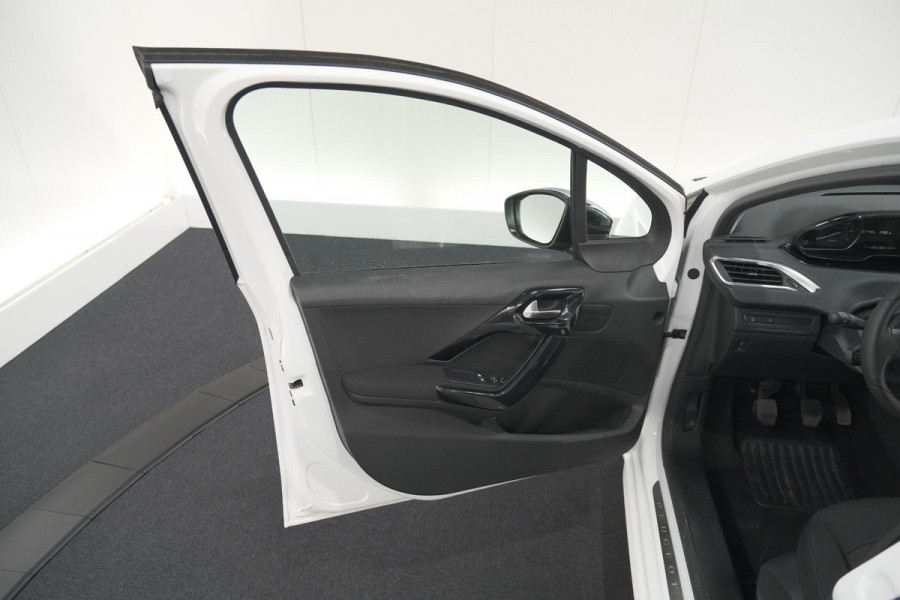 Peugeot 208 PureTech 82 Signature | Parkeersensoren | Apple Carplay | Navigatie