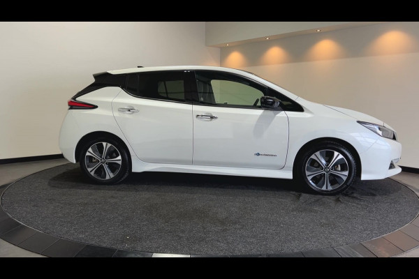 Nissan Leaf Tekna 40 kWh Leer | Navigatie | LED | Trekhaak | SOH 86,1% dak zwart