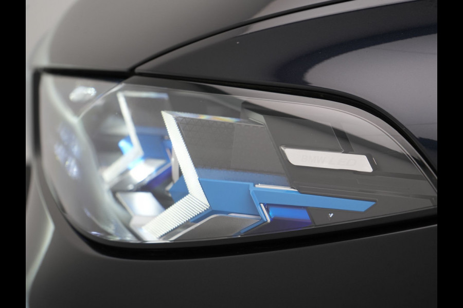 BMW X5 xDrive50e M Sport PHEV 490pk Dealer O.H. | Panodak Sky Lounge | Luchtvering | Head Up | 360 Camera | Harman / Kardon | Nappa Lederen Comfortstoelen Memory & Verwarmd | Carbon Schwarz | Apple Carplay | Keyless | Blis | 22"L.M | Plug In Hybrid |