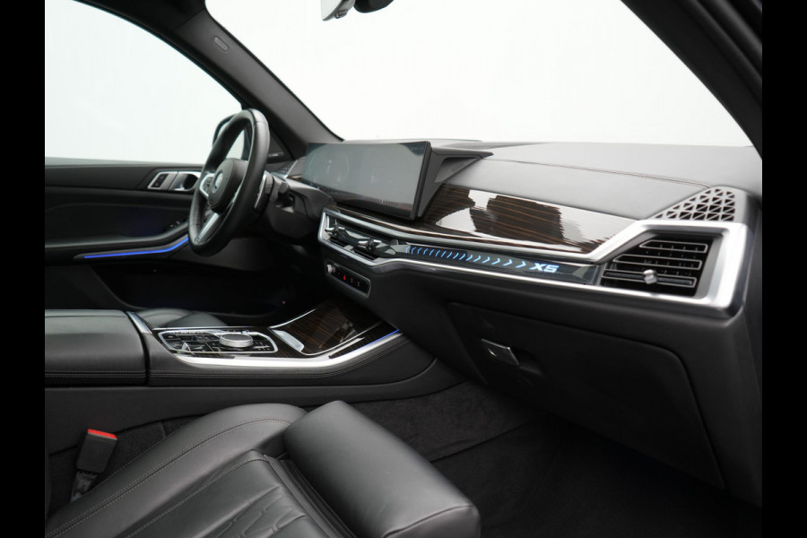 BMW X5 xDrive50e M Sport PHEV 490pk Dealer O.H. | Panodak Sky Lounge | Luchtvering | Head Up | 360 Camera | Harman / Kardon | Nappa Lederen Comfortstoelen Memory & Verwarmd | Carbon Schwarz | Apple Carplay | Keyless | Blis | 22"L.M | Plug In Hybrid |