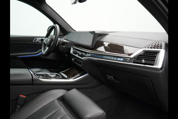 BMW X5 xDrive50e M Sport PHEV 490pk Dealer O.H. | Panodak Sky Lounge | Luchtvering | Head Up | 360 Camera | Harman / Kardon | Nappa Lederen Comfortstoelen Memory & Verwarmd | Carbon Schwarz | Apple Carplay | Keyless | Blis | 22"L.M | Plug In Hybrid |