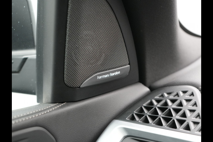 BMW X5 xDrive50e M Sport PHEV 490pk Dealer O.H. | Panodak Sky Lounge | Luchtvering | Head Up | 360 Camera | Harman / Kardon | Nappa Lederen Comfortstoelen Memory & Verwarmd | Carbon Schwarz | Apple Carplay | Keyless | Blis | 22"L.M | Plug In Hybrid |