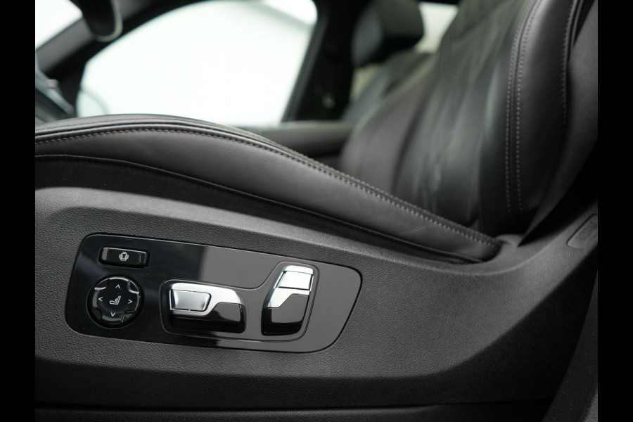 BMW X5 xDrive50e M Sport PHEV 490pk Dealer O.H. | Panodak Sky Lounge | Luchtvering | Head Up | 360 Camera | Harman / Kardon | Nappa Lederen Comfortstoelen Memory & Verwarmd | Carbon Schwarz | Apple Carplay | Keyless | Blis | 22"L.M | Plug In Hybrid |