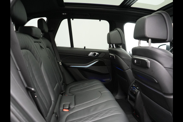 BMW X5 xDrive50e M Sport PHEV 490pk Dealer O.H. | Panodak Sky Lounge | Luchtvering | Head Up | 360 Camera | Harman / Kardon | Nappa Lederen Comfortstoelen Memory & Verwarmd | Carbon Schwarz | Apple Carplay | Keyless | Blis | 22"L.M | Plug In Hybrid |