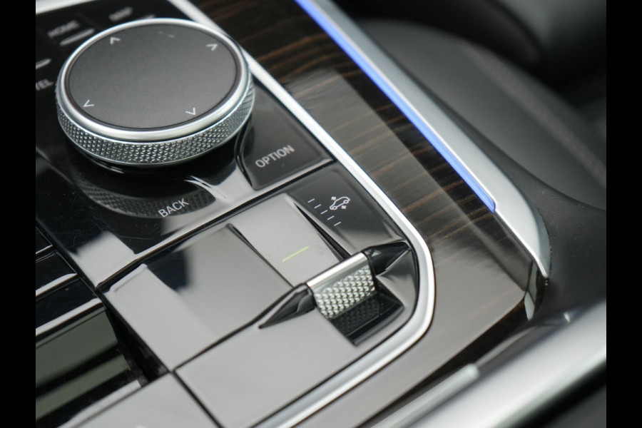 BMW X5 xDrive50e M Sport PHEV 490pk Dealer O.H. | Panodak Sky Lounge | Luchtvering | Head Up | 360 Camera | Harman / Kardon | Nappa Lederen Comfortstoelen Memory & Verwarmd | Carbon Schwarz | Apple Carplay | Keyless | Blis | 22"L.M | Plug In Hybrid |
