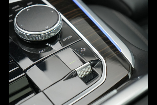 BMW X5 xDrive50e M Sport PHEV 490pk Dealer O.H. | Panodak Sky Lounge | Luchtvering | Head Up | 360 Camera | Harman / Kardon | Nappa Lederen Comfortstoelen Memory & Verwarmd | Carbon Schwarz | Apple Carplay | Keyless | Blis | 22"L.M | Plug In Hybrid |