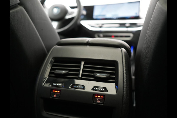 BMW X5 xDrive50e M Sport PHEV 490pk Dealer O.H. | Panodak Sky Lounge | Luchtvering | Head Up | 360 Camera | Harman / Kardon | Nappa Lederen Comfortstoelen Memory & Verwarmd | Carbon Schwarz | Apple Carplay | Keyless | Blis | 22"L.M | Plug In Hybrid |