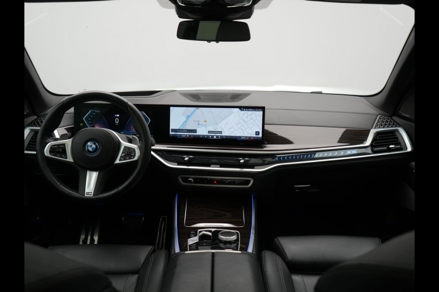 BMW X5 xDrive50e M Sport PHEV 490pk Dealer O.H. | Panodak Sky Lounge | Luchtvering | Head Up | 360 Camera | Harman / Kardon | Nappa Lederen Comfortstoelen Memory & Verwarmd | Carbon Schwarz | Apple Carplay | Keyless | Blis | 22"L.M | Plug In Hybrid |