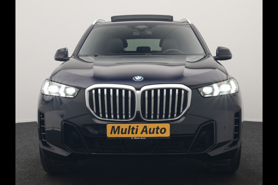 BMW X5 xDrive50e M Sport PHEV 490pk Dealer O.H. | Panodak Sky Lounge | Luchtvering | Head Up | 360 Camera | Harman / Kardon | Nappa Lederen Comfortstoelen Memory & Verwarmd | Carbon Schwarz | Apple Carplay | Keyless | Blis | 22"L.M | Plug In Hybrid |