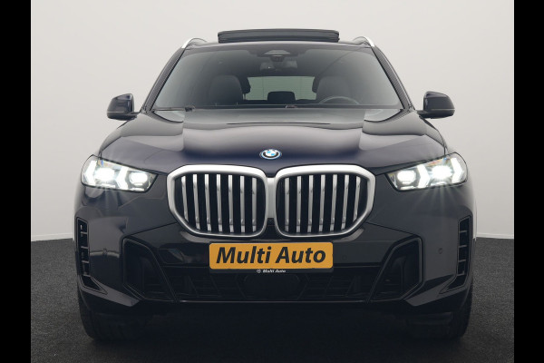 BMW X5 xDrive50e M Sport PHEV 490pk Dealer O.H. | Panodak Sky Lounge | Luchtvering | Head Up | 360 Camera | Harman / Kardon | Nappa Lederen Comfortstoelen Memory & Verwarmd | Carbon Schwarz | Apple Carplay | Keyless | Blis | 22"L.M | Plug In Hybrid |