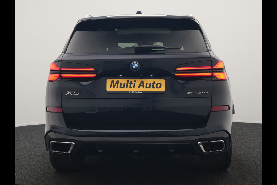 BMW X5 xDrive50e M Sport PHEV 490pk Dealer O.H. | Panodak Sky Lounge | Luchtvering | Head Up | 360 Camera | Harman / Kardon | Nappa Lederen Comfortstoelen Memory & Verwarmd | Carbon Schwarz | Apple Carplay | Keyless | Blis | 22"L.M | Plug In Hybrid |