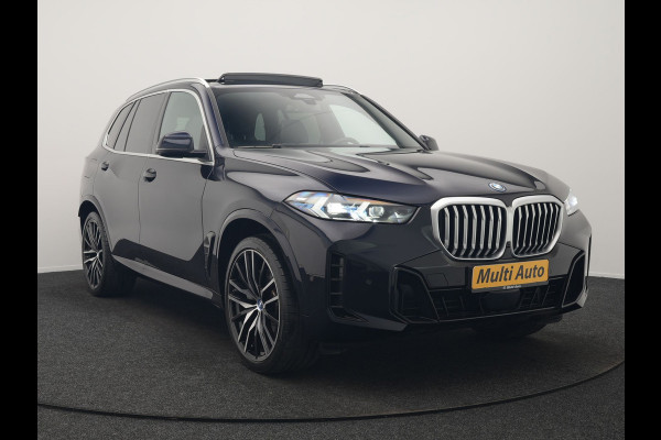 BMW X5 xDrive50e M Sport PHEV 490pk Dealer O.H. | Panodak Sky Lounge | Luchtvering | Head Up | 360 Camera | Harman / Kardon | Nappa Lederen Comfortstoelen Memory & Verwarmd | Carbon Schwarz | Apple Carplay | Keyless | Blis | 22"L.M | Plug In Hybrid |
