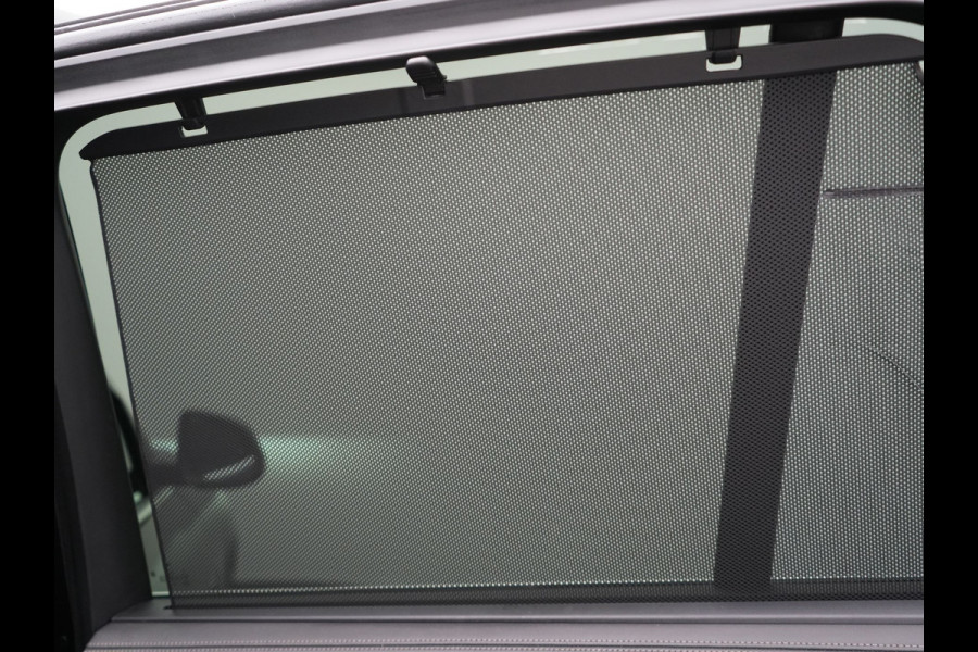 BMW X5 xDrive50e M Sport PHEV 490pk Dealer O.H. | Panodak Sky Lounge | Luchtvering | Head Up | 360 Camera | Harman / Kardon | Nappa Lederen Comfortstoelen Memory & Verwarmd | Carbon Schwarz | Apple Carplay | Keyless | Blis | 22"L.M | Plug In Hybrid |