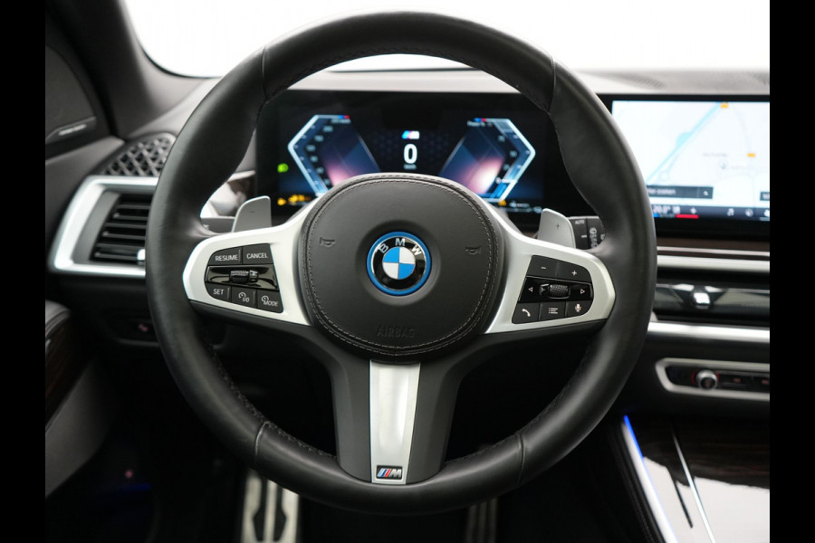 BMW X5 xDrive50e M Sport PHEV 490pk Dealer O.H. | Panodak Sky Lounge | Luchtvering | Head Up | 360 Camera | Harman / Kardon | Nappa Lederen Comfortstoelen Memory & Verwarmd | Carbon Schwarz | Apple Carplay | Keyless | Blis | 22"L.M | Plug In Hybrid |