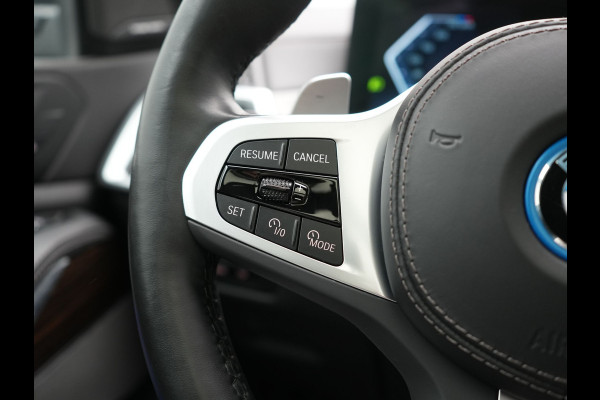 BMW X5 xDrive50e M Sport PHEV 490pk Dealer O.H. | Panodak Sky Lounge | Luchtvering | Head Up | 360 Camera | Harman / Kardon | Nappa Lederen Comfortstoelen Memory & Verwarmd | Carbon Schwarz | Apple Carplay | Keyless | Blis | 22"L.M | Plug In Hybrid |