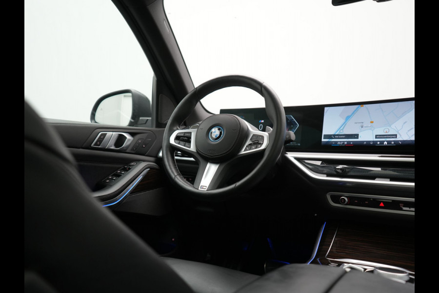BMW X5 xDrive50e M Sport PHEV 490pk Dealer O.H. | Panodak Sky Lounge | Luchtvering | Head Up | 360 Camera | Harman / Kardon | Nappa Lederen Comfortstoelen Memory & Verwarmd | Carbon Schwarz | Apple Carplay | Keyless | Blis | 22"L.M | Plug In Hybrid |