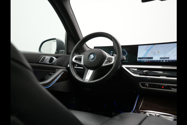 BMW X5 xDrive50e M Sport PHEV 490pk Dealer O.H. | Panodak Sky Lounge | Luchtvering | Head Up | 360 Camera | Harman / Kardon | Nappa Lederen Comfortstoelen Memory & Verwarmd | Carbon Schwarz | Apple Carplay | Keyless | Blis | 22"L.M | Plug In Hybrid |