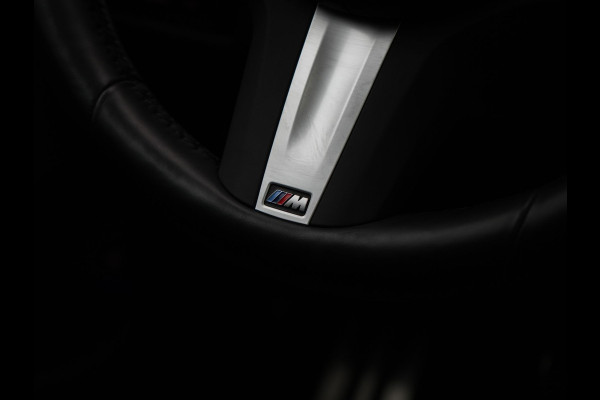 BMW X5 xDrive50e M Sport PHEV 490pk Dealer O.H. | Panodak Sky Lounge | Luchtvering | Head Up | 360 Camera | Harman / Kardon | Nappa Lederen Comfortstoelen Memory & Verwarmd | Carbon Schwarz | Apple Carplay | Keyless | Blis | 22"L.M | Plug In Hybrid |