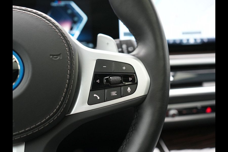 BMW X5 xDrive50e M Sport PHEV 490pk Dealer O.H. | Panodak Sky Lounge | Luchtvering | Head Up | 360 Camera | Harman / Kardon | Nappa Lederen Comfortstoelen Memory & Verwarmd | Carbon Schwarz | Apple Carplay | Keyless | Blis | 22"L.M | Plug In Hybrid |