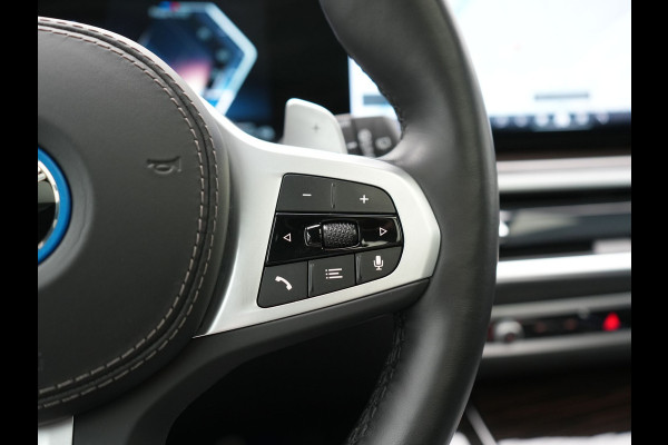 BMW X5 xDrive50e M Sport PHEV 490pk Dealer O.H. | Panodak Sky Lounge | Luchtvering | Head Up | 360 Camera | Harman / Kardon | Nappa Lederen Comfortstoelen Memory & Verwarmd | Carbon Schwarz | Apple Carplay | Keyless | Blis | 22"L.M | Plug In Hybrid |