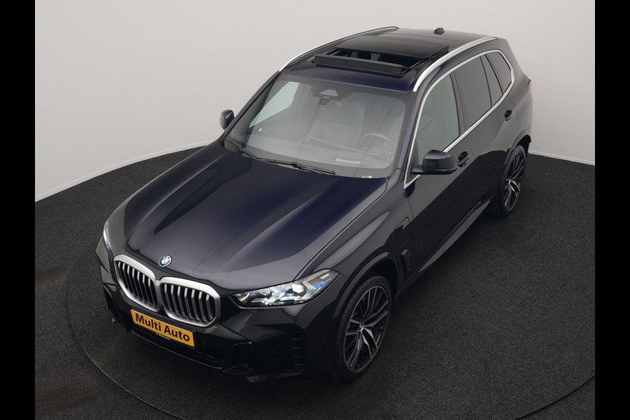 BMW X5 xDrive50e M Sport PHEV 490pk Dealer O.H. | Panodak Sky Lounge | Luchtvering | Head Up | 360 Camera | Harman / Kardon | Nappa Lederen Comfortstoelen Memory & Verwarmd | Carbon Schwarz | Apple Carplay | Keyless | Blis | 22"L.M | Plug In Hybrid |