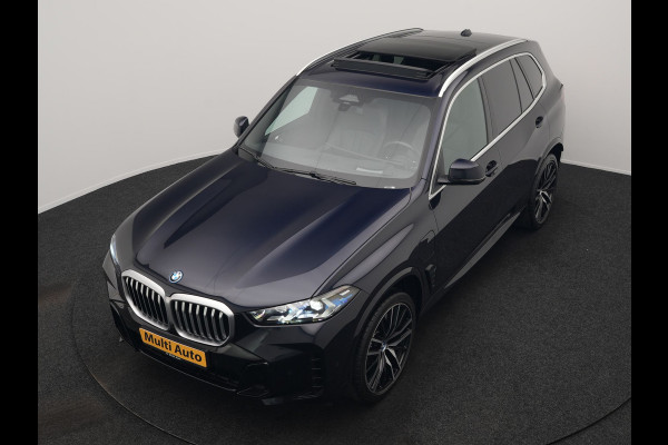 BMW X5 xDrive50e M Sport PHEV 490pk Dealer O.H. | Panodak Sky Lounge | Luchtvering | Head Up | 360 Camera | Harman / Kardon | Nappa Lederen Comfortstoelen Memory & Verwarmd | Carbon Schwarz | Apple Carplay | Keyless | Blis | 22"L.M | Plug In Hybrid |