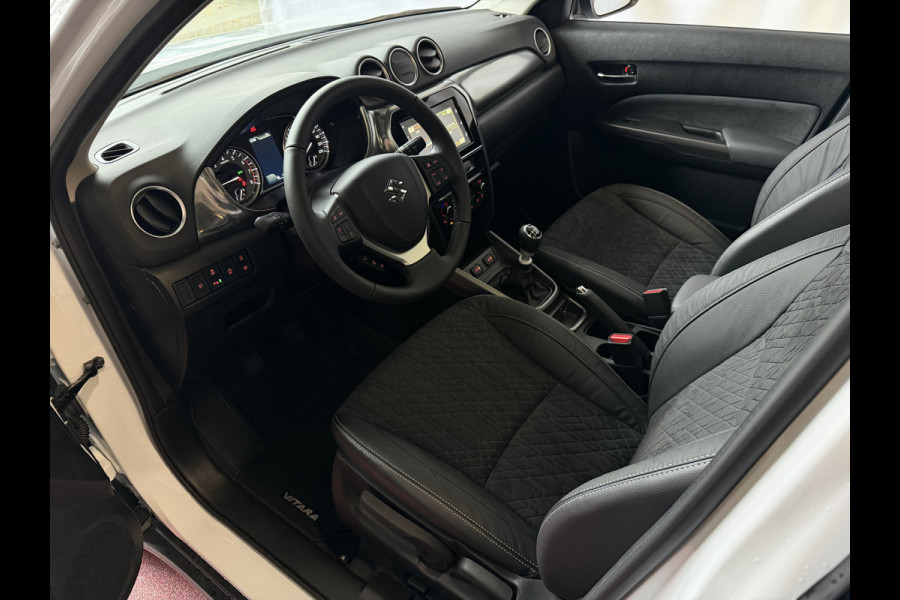 Suzuki Vitara 1.4 BOOSTERJET 07/25 NIEUWSTAAT HYBRID STYLE PANORAMA SCHUIFDAK LEER CARPLAY NAVI CAMERA PDC STOELVERW.