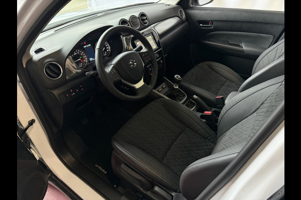 Suzuki Vitara 1.4 BOOSTERJET 07/25 NIEUWSTAAT HYBRID STYLE PANORAMA SCHUIFDAK LEER CARPLAY NAVI CAMERA PDC STOELVERW.