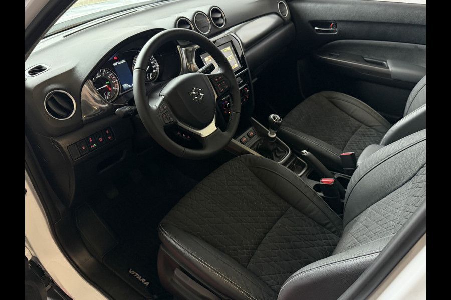 Suzuki Vitara 1.4 BOOSTERJET 07/25 NIEUWSTAAT HYBRID STYLE PANORAMA SCHUIFDAK LEER CARPLAY NAVI CAMERA PDC STOELVERW.