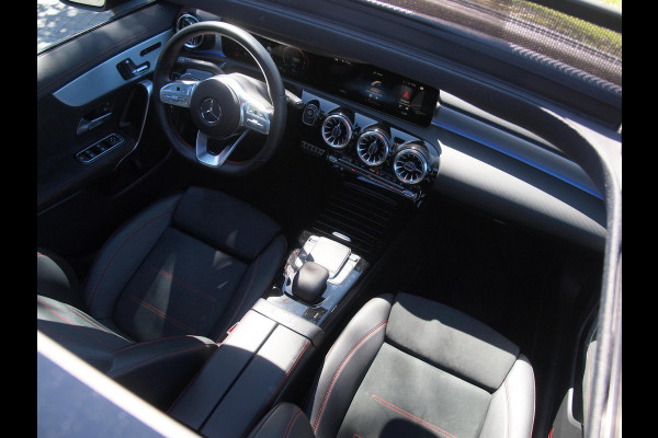 Mercedes-Benz CLA-Klasse 250 e Business Solution AMG Limited | Panoramadak | Camera | Sfeerverlichting | Apple Carplay |