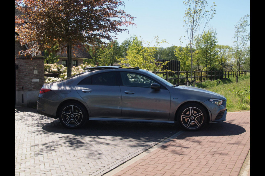 Mercedes-Benz CLA-Klasse 250 e Business Solution AMG Limited | Panoramadak | Camera | Sfeerverlichting | Apple Carplay |