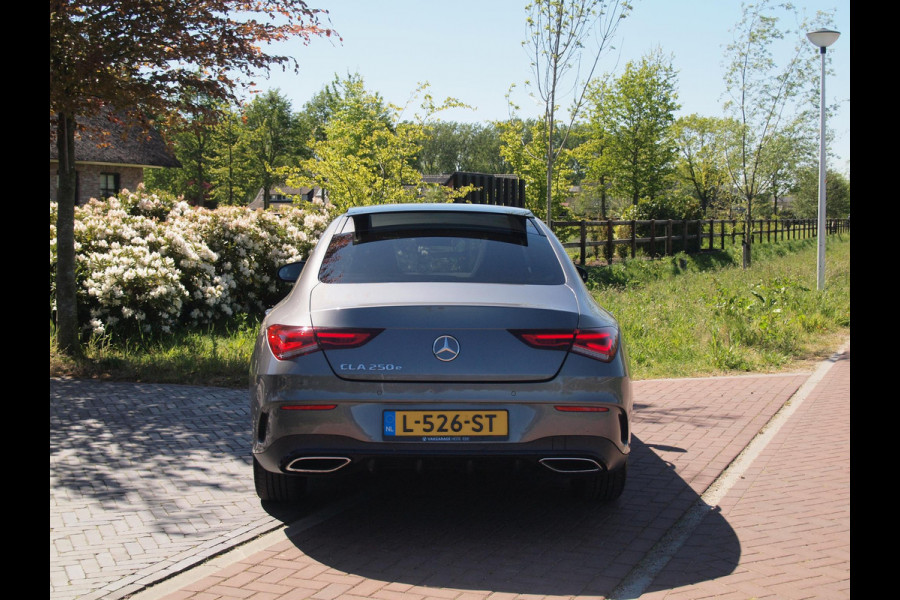 Mercedes-Benz CLA-Klasse 250 e Business Solution AMG Limited | Panoramadak | Camera | Sfeerverlichting | Apple Carplay |